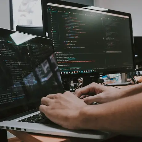 Equipo de desarrollo trabajando